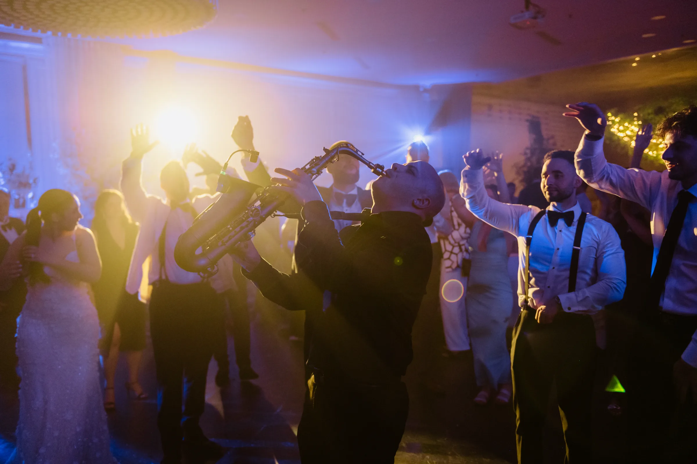 Saxophone live au milieu de la foule